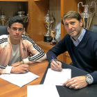 El canterano blanquivioleta Miguel de la Fuente y el presidente Carlos Suárez recrean una firma del contrato.-REAL VALLADOLID