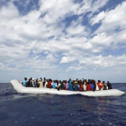 Refugiados a borde de un cayuco frente a la costa de Lampedusa, en Italia.-Foto: DARRIN ZAMMIT LUPI / MOAS.EU / EFE