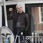 Assange en el balcón de la embajada de Ecuador en Londres.-EFE / ANDY RAIN