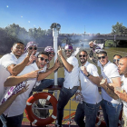 Los jugadores delRealValladolid festejan el ascenso en el ‘Leyenda delPisuerga’.-MIGUEL ÁNGEL SANTOS