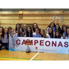 Las jugadores infantiles del UVa-Ponce posan con la copa de campeonas de Castilla y León.-EL MUNDO