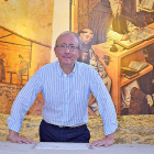 Fernando Regueras, en el Centro de Interpretación de los Beatos de Tábara (Zamora), ante el original ampliado, y una moderna adaptación pictórica del ‘scriptorium’, que hubo en ese mismo lugar hace un milenio.-ARGICOMUNICACIÓN