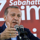 Erdogan se dirige a académicos y estudiantes en la Universidad Sabahattin Zaim, en Estambul, este domingo.-AP / YASIN BULBUL