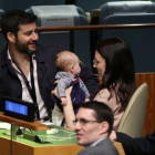 La primera ministra de Nueva Zelanda, Jacinda Ardern, sosteniendo a su bebé.-CARLO ALLEGRI (REUTERS)