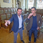 Óscar Puente señala a Pedro Sánchez el lugar que ocupa en la presidencia del salón de plenos del Ayuntamiento de Valladolid durante su visita.-PABLO REQUEJO
