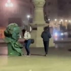Momento en el que es pintada con un spray la estatua de los Goya situada en la plaza Zorrilla. -TWWITER ANDYYVAQUERO
