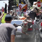 Manifestantes vuelan por los aires cuando un vehículo arrolla a un grupo que se manifiestaban en contra de los blancos-nacionalistas en Charlottesville.-RYAN M KELLY