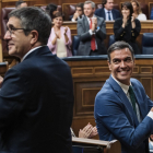 Patxi López y Pedro Sánchez durante la primera sesión del debate de investidura.- E. PRESS