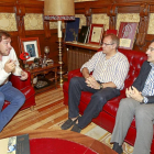 Reunión celebrada entre el alcalde y el presidente del Grupo del PP, José Antonio Martínez Bermejo y el portavoz 'popular', Jesús Enríquez.-J. M. Lostau