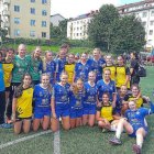 Las jugadoras del BMDelicias (amarillo) posan con sus rivales.-EL MUNDO