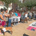 Miembros de ‘Defaniva’ encabezan la concentración, ayer.-DEFANIVA