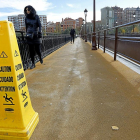 El Puente Mayor, ayer por la mañana, con la arena esparcida por el suelo.-J.M. LOSTAU