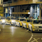 Parada de taxis de la plaza del Poniente durante la noche.