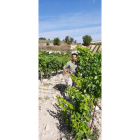 Alfonso Velasco, de Bodegas El Inicio, posa en uno de sus viñedos en Ribera del Duero. / ECB