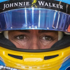 Fernando Alonso, pensativo en el box de McLaren-Honda en el circuito de Spa (Bélgica).-EFE / VALDRIN XHEMAJ