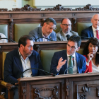 Puente escucha la intervención de Pedro Herrero en el pleno.- J. M. LOSTAU