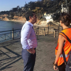 Tsipras habla con dos miembros de protección civil en Mati.-AP