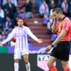 Kiko Olivas, al fondo, pide explicaciones mientras Alberola Rojas recibe indicaciones del VAR en el partido frente a la Real Sociedad.-J. M. LOSTAU