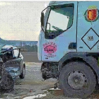 Estado del turismo y del camión tras el accidente en la VA-140 .-EL MUNDO