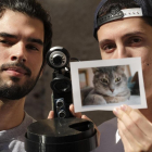 Brais González e Iván Manso, representantes del proyecto Jamiau, muestran un prototipo del comedero automático de gatos.-ENRIQUE CARRASCAL