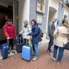 Un grupo de turistas en el momento de abandonar su hotel en Valladolid.