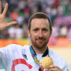 Brad Wiggins, con su medalla olímpica en Río.-AFP / ERIC FEFERBERG
