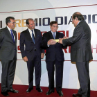 José Luis Ulibarri, Carlos Fernández, Cesareo González y Juan Vicente Herrera, en el moneto de entregar el premio.-JESÚS F. SALV ADORES / SECUNDINO PÉREZ