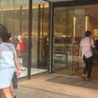 Una pareja pasea por delante de un escaparate de un comercio de ropa.-EUROPA PRESS