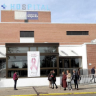 Hospital Comarcal de Medina del Campo ayer, con el lazo rosa de la AECC colgado en la entrada.-SANTIAGO