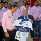 El presidente de la Diputación posa con la camiseta del VRACQuesos Entrepinares que le regaló el club-EL MUNDO