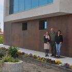 El bodeguero Félix Lorenzo Cachazo arropado por Rita Heras y Ángela Lorenzo.En las fotos pequeñas, exterior de la nueva bodega, viñedo prefiloxérico y ampliación de la zona de elaboración.-I. M.