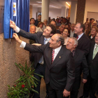 El alcalde de Villaquilambre (León), Manuel García, descubre una placa durante la inauguración de la sede consistorial-Ical