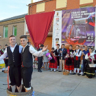 Dos jóvenes pisan la uva en la Fiesta de la Vendimia de Cigales.-E.M.