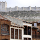 Vista del castillo de Peñafiel desde la Plaza del Coso.-ICAL
