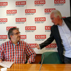 El secretario general de Servicios de CCOO, Jesús Olivar (D), y el secretario general de la Sección Sindical de CCOO en Castilla y León en la entidad, Agustín González (I)-ICAL