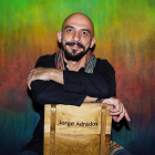 Jorge Adrados en su estudio y una de las obras en papel que presenta en Santo Domingo.-. M.