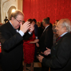 El expresidente de las Cortes de Castilla y León Manuel Estella (D), y el presidente de la Junta, Juan Vicente Herrera, conversan durante el acto de homenaje a los procuradores de la 1ª a la 9ª legislatura.-ICAL