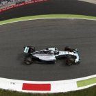 Lewis Hamilton, durante la segunda sesión de enetrenamientos libres del viernes en Monza.-