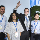 De izquierda a derecha, el líder del PP andaluz, Juanma Moreno; la hasta ahora líder de Nuevas Generaciones, Beatriz Jurado; Mariano Rajoy y Diego Gago, que estará ahora al frente de la organización.-EFE / RAÚL CARO