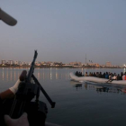 Un grupo de refugiados, tras ser detenidos en el puerto de Tripoli, Libia.-REUTERS / HANI AMARA