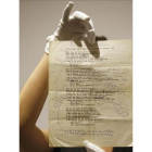 Un empleado de Sotheby's muestra el manuscrito de 'A hard rain's a-gonna fall' de Bob Dylan.-AP / FRANK AUGSTEIN