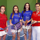 Las cuatro campeonas de España, Andrea Buenaposada, María Sanz, Lucía Moro e Iris Merino posan en el frontón de Laguna de Duero.-J.M. LOSTAU