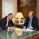 El presidente del PP de Castilla y León, Juan Vicente Herrera, y el delegado territorial de Ciudadanos (C's) en Castilla y León, Luis Fuentes, alcanzan un acuerdo que permitirá aprobar las cuentas de la Comunidad de 2016-Ical
