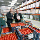 El gerente del Centro Comercial Rio Shopping de Valladolid, Mario Barros (I), y el presidente de la Fundación Banco de Alimentos de Valladolid, Gonzalo Hernández, firman un convenio de colaboración.-ICAL