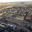 Panorámica de los viejos talleres de Renfe, arriba en el  centro, cuyos suelos saldrán a la  venta, frente a la estación.-J. M. LOSTAU