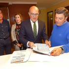 El presidente de la Diputación, Jesús Julio Carnero, presenta los avales en la sede del PP de Valladolid-ICAL