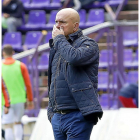 Luis César se lleva la mano a la cara durante un momento del partido.-J.M. LOSTAU