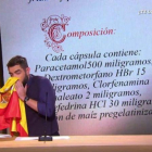 Imagen del polémico sketch de Dani Mateo en El Intermedio en el que se suena con la bandera española-ATRESMEDIA TELEVISIÓN