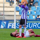 Higinio y un jugador del Pontevedra se llevan las manos a la cabeza tras una jugada.-RAFA FARIÑA