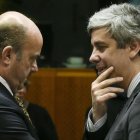 El ministro de Economía español, Luis de Guindos (izquierda) , con el portugués Mario Centeno.-/ JOHN THYS